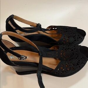 Earthies Black Sandals with Elegant Design